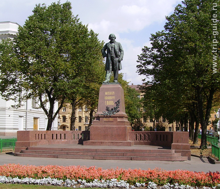 Памятник М.И.Глинке у Петербургской консерватории